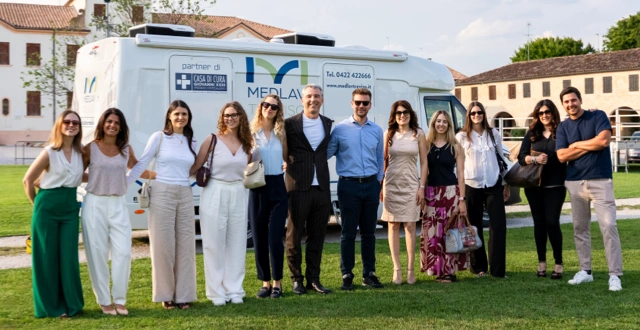 Il nostro staff davanti all'Ambulatorio Mobile